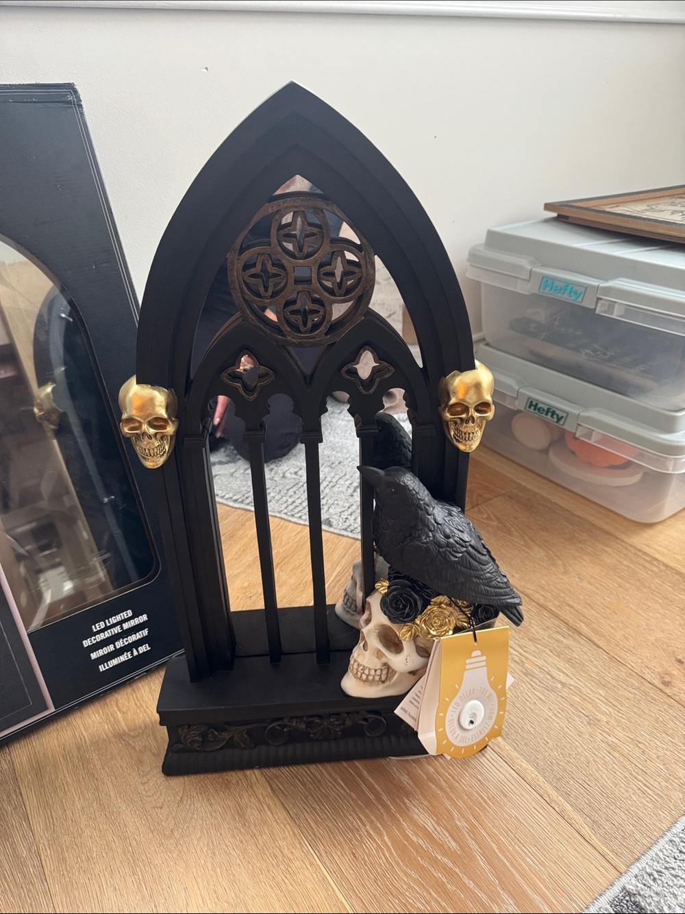 Illuminated Halloween Skull Décor - Black & Gold